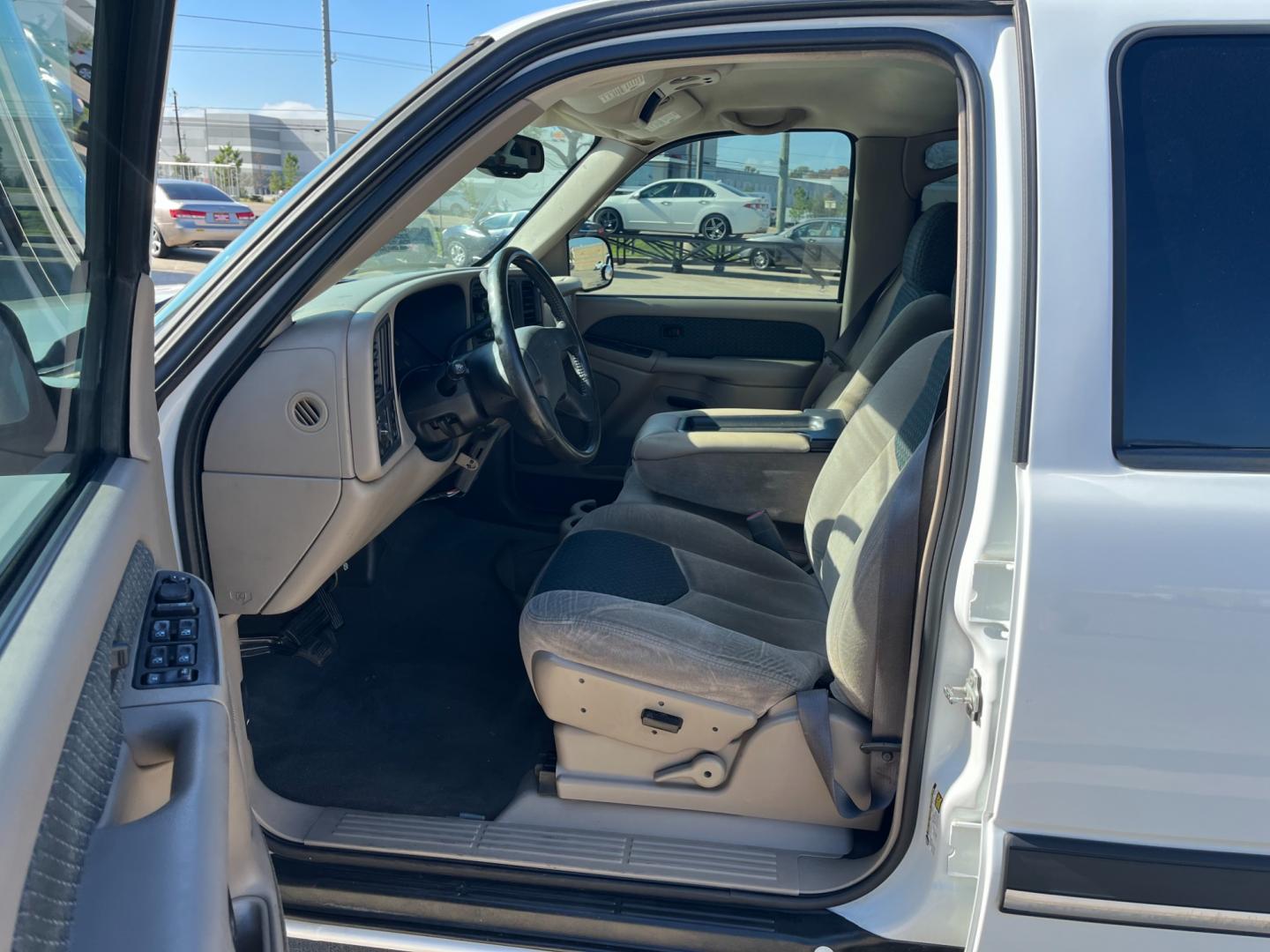 2004 white /gray Chevrolet Avalanche 1500 2WD (3GNEC12T84G) with an 5.3L V8 OHV 16V engine, 4-Speed Automatic Overdrive transmission, located at 14700 Tomball Parkway 249, Houston, TX, 77086, (281) 444-2200, 29.928619, -95.504074 - Photo#8